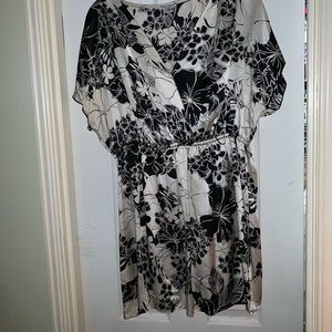 EUC black and white baby doll shirt. Size 20.